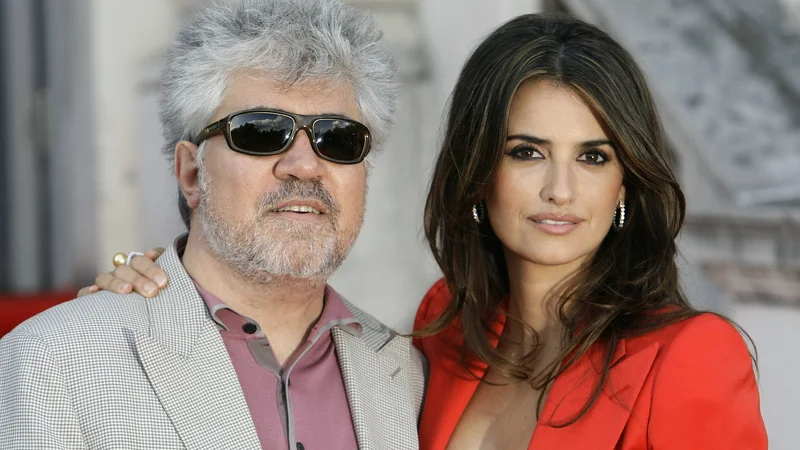 Fotografija: Penélope Cruz in Pedro Almodóvar se bosta nocoj prva sprehodila po rdeči preprogi na Lidu. FOTO: Stefan Wermuth/Reuters