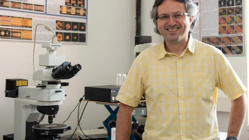 Fotografija: Dr. Uroš Tkalec je zaposlen kot docent za fiziko na Fakulteti za naravoslovje in matematiko Univerze v Mariboru in kot znanstveni sodelavec na Inštitutu za biofiziko Medicinske fakultete v Ljubljani. FOTO: Osebni arhiv