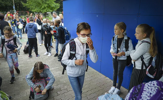 Šole bodo morale organizirati delo na daljavo, če ne bi upoštevali ukrepov. FOTO: Jože Suhadolnik/Delo