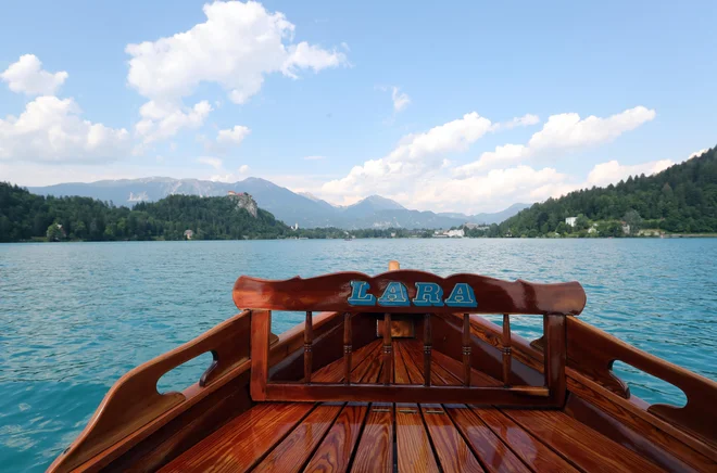 Bled in njegova okolica ponujata aktivnosti na prostem vse leto, od gorskih poti do veslanja po jezeru in poletnega sankanja po hribu Straža, so zapisali v reviji. FOTO: Dejan Javornik/Slovenske novice