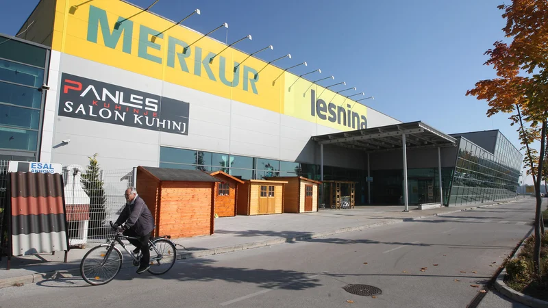 Fotografija: DUTB prodaja tudi 63-odstotni delež družbe Merkur nepremičnine, ki je pogodbeni upravnik vseh 23 maloprodajnih in vseh logističnih kapacitet podjetja Merkur Trgovina. Foto Igor Zaplatil