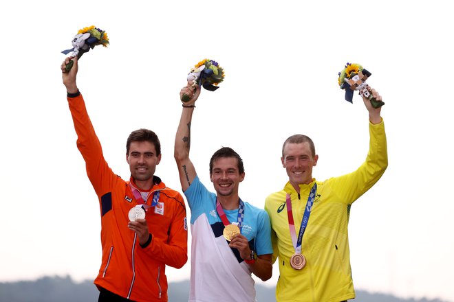 Olimpijski junaki Tom Dumoulin, Primož Roglič in Rohan Dennis (z leve) bodo prihodnje leto združili moči. FOTO: Christian Hartmann/Reuters