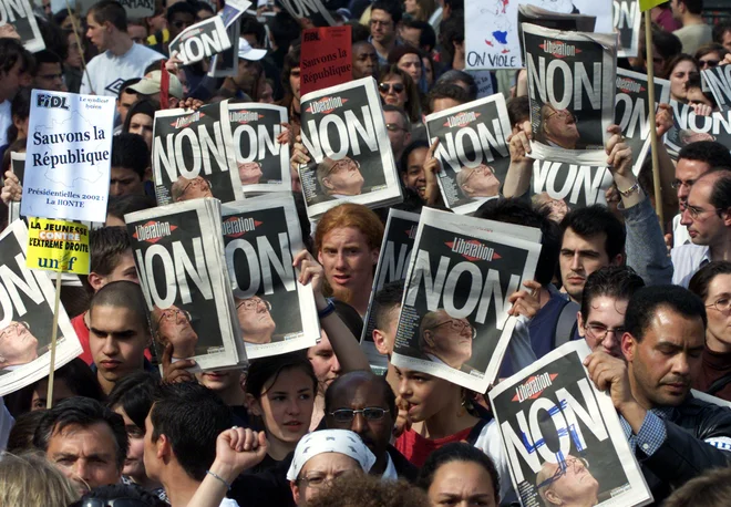 Leta 2002 se je Jean-Marie Le Pen na predsedniških volitvah presenetljivo prebil v drugi krog, kar je v Franciji povzročilo silovite proteste; predsednik je koncu z veliko večino postal Jacques Chirac. Foto Jacky Naegelen/Reuters