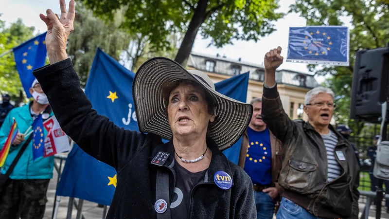 Fotografija: Nasprotovanje spodkopavanju neodvisnosti pravosodja so pred poljskim ustavnim sodiščem v Varšavi zadnji dan avgusta izrazili številni proevropski protestniki. FOTO: Wojtek Radwanski/AFP