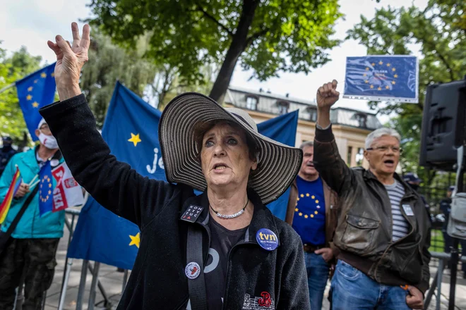 Nasprotovanje spodkopavanju neodvisnosti pravosodja so pred poljskim ustavnim sodiščem v Varšavi zadnji dan avgusta izrazili številni proevropski protestniki. FOTO: Wojtek Radwanski/AFP