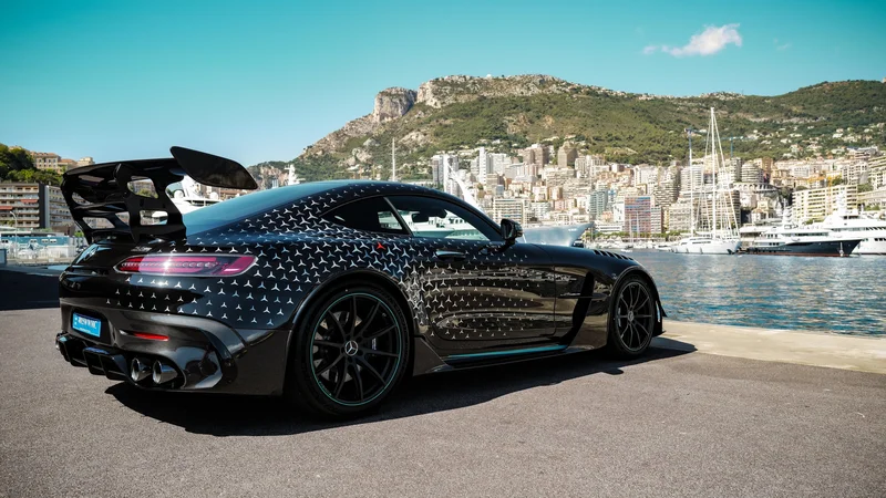 Fotografija: Valtteri Bottas se je nadvse razveselil mercedesa AMG GT Black Serie. FOTO: Twitter V. B.