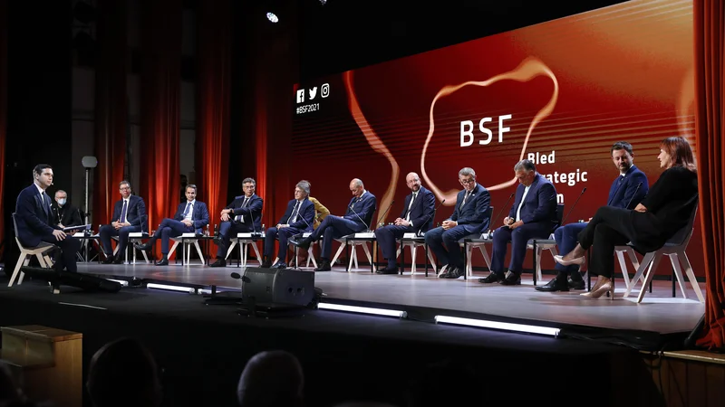 Fotografija: Na osrednjem panelu je letos sodelovalo rekordno število tujih voditeljev (z desne proti levi): podpredsednica evropske komisije Dubravka Šuica, slovaški premier Eduard Heger, madžarski premier Viktor Orbán, češki premier Andrej Babiš, predsednik evropskega sveta Charles Michel, slovenski premier Janez Janša, predsednik evropskega parlamenta David Sassoli, hrvaški premier Andrej Plenković, grški premier Kiriakos Micotakis, srbski predsednik Aleksandar Vučić in državni tajnik Svetega sedeža Pietro Parolin. FOTO: Leon Vidic