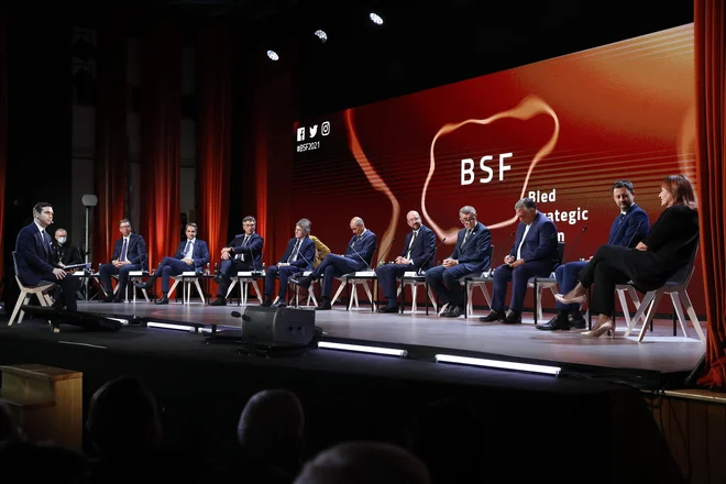 Na osrednjem panelu je letos sodelovalo rekordno število tujih voditeljev (z desne proti levi): podpredsednica evropske komisije Dubravka Šuica, slovaški premier Eduard Heger, madžarski premier Viktor Orbán, češki premier Andrej Babiš, predsednik evropskega sveta Charles Michel, slovenski premier Janez Janša, predsednik evropskega parlamenta David Sassoli, hrvaški premier Andrej Plenković, grški premier Kiriakos Micotakis, srbski predsednik Aleksandar Vučić in državni tajnik Svetega sedeža Pietro Parolin. FOTO: Leon Vidic