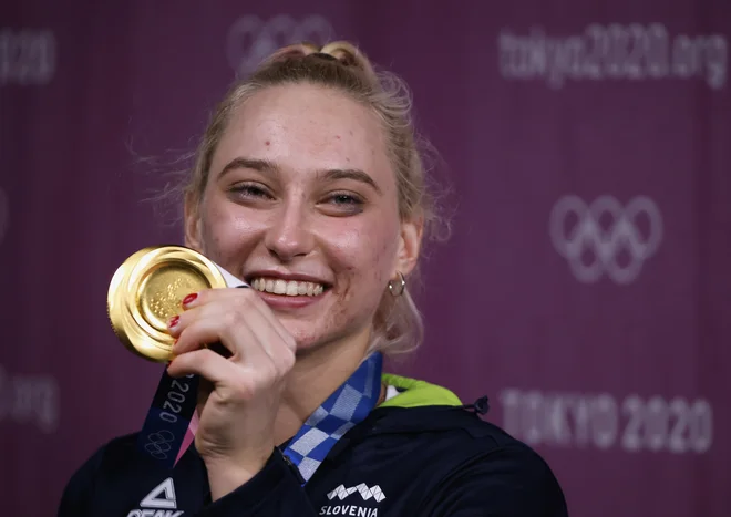 Za zlato olimpijsko kolajno, s kakršno se je v Tokiu ovenčala tudi plezalka Janja Garnbret, bo poslej država namenila 55.000 evrov. FOTO: Maxim Shemetov/Reuters