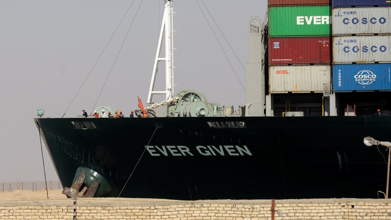 Fotografija: Ker so slovenska podjetja vpeta v globalne trgovinske tokove, njihovi dobavitelji so iz vseh koncev sveta, jih prizadene tudi nasedla ladja v Sueškem prekopu, vihar v ZDA, zaprtje dela pristanišča Ningbo ... FOTO:  Mohamed Abd El Ghany/Reuters