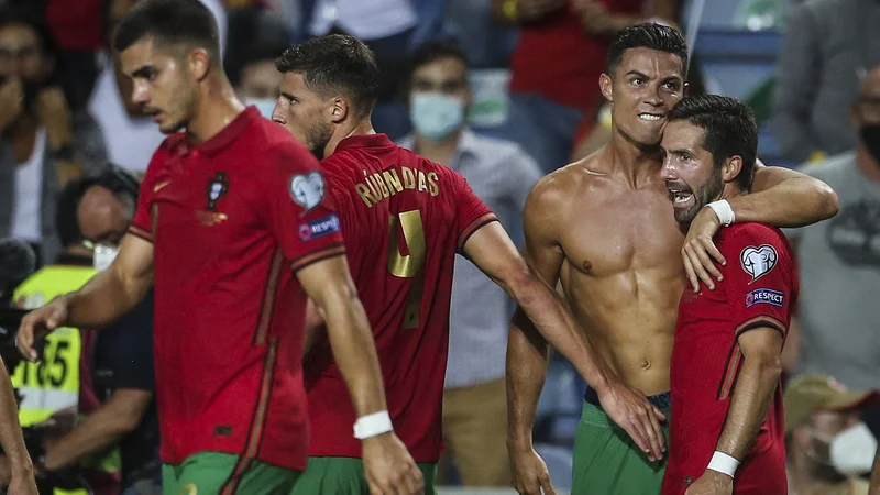 Fotografija: Ronaldo (brez majice) proslavlja po zmagovitem golu. FOTO: Carlos Costa/AFP