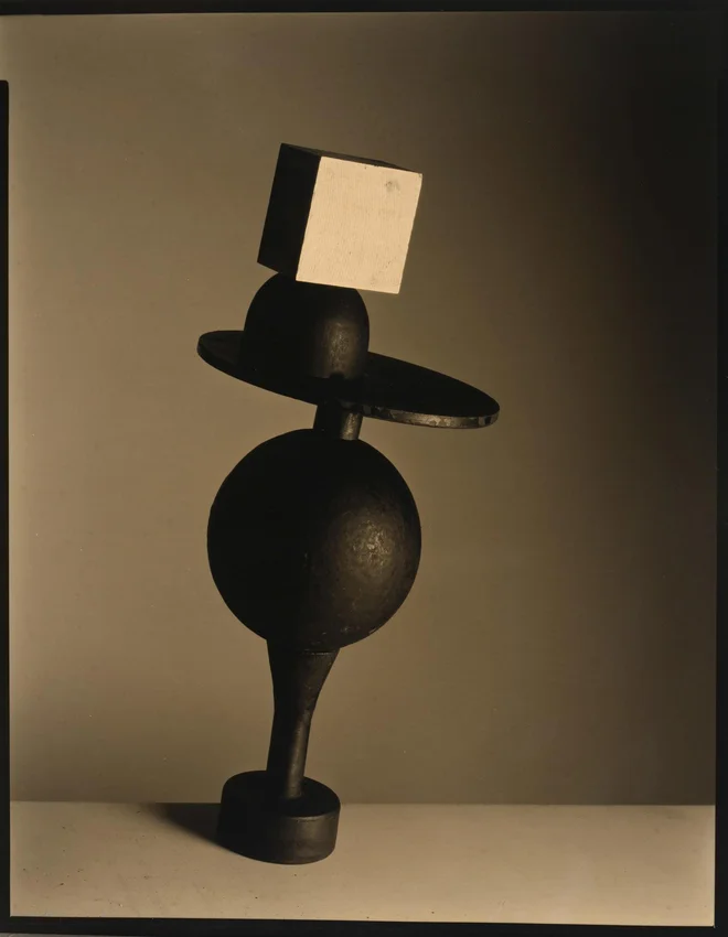 Boris Gaberščik: <em>Theatrum Cemicum 6</em>, 2021. Samostojni fotograf in dobitnik nagrade Prešernovega sklada v svojih fotografijah najdene predmete s pomočjo svetlobe in mojstrskega obvladovanja kompozicije postavlja v domiselne skulpture. Foto Simon Gaberščik