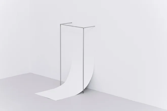 Umetnica Meta Drčar, ki živi v Parizu, se predstavlja z instalacijo iz serije <em>Frame Series</em>. Foto Ravnikar Gallery Space