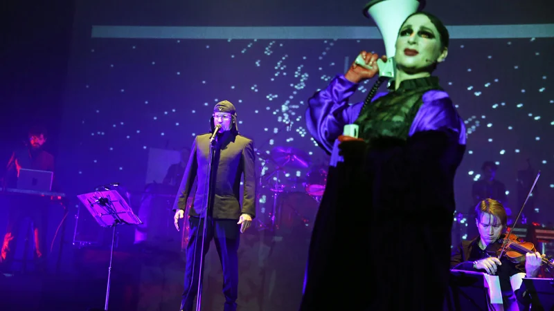Fotografija: Total muzikal Wir sind das Volk je nastal ob glasbi skupine Laibach in besedilih dramatika Heinerja Müllerja. FOTO: Dorothea Tuch