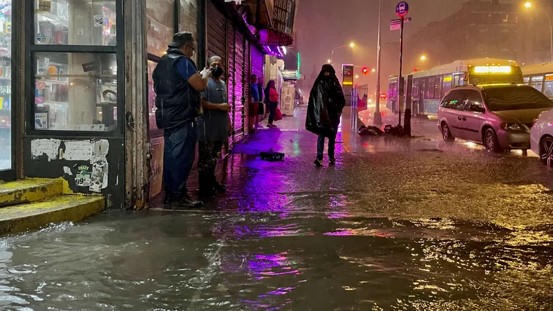 Fotografija: Policija poziva ljudi, naj se izogibajo cest, gasilci pa se odzivajo na klice iz vsega mesta. FOTO: David Dee Delgado/AFP