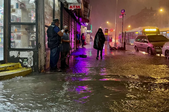 Policija poziva ljudi, naj se izogibajo cest, gasilci pa se odzivajo na klice iz vsega mesta. FOTO: David Dee Delgado/AFP