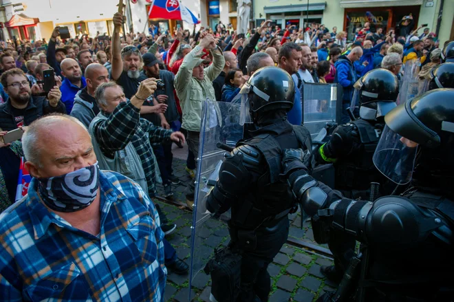 K različnim protestom, ki so se zjutraj, na državni praznik začeli na več osrednjih trgih v obeh največjih mestih na Slovaškem, so ločeno pozvali opozicijska stranka Smer-SD nekdanjega dolgoletnega premiera Roberta Fica, dve skrajno desni parlamentarni stranki in neodvisne skupine. FOTO: Peter Lazar/AFP