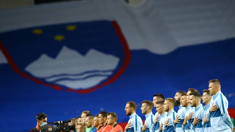 Fotografija: Navijači, ki so se zbrali v Stožicah, so glasno podpirali slovenske nogometaše. FOTO: Borut Živulović/Reuters