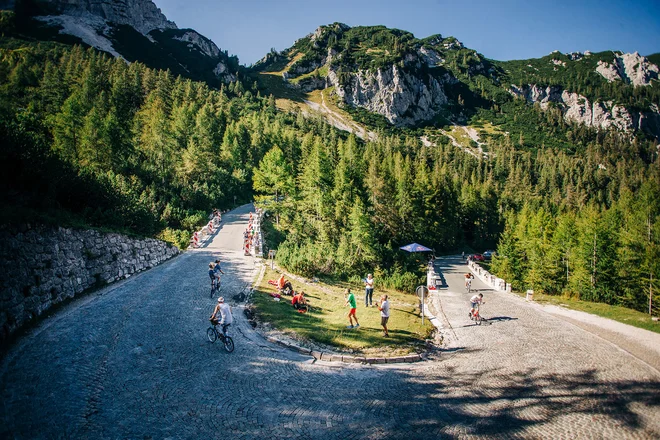 Trasa je znana, celo legendarna, in je verjetno ni več treba posebej predstavljati: 13,5 kilometra iz Kranjske Gore do prelaza Vršič, 801 meter višinske razlike in 24 tlakovanih serpentin. FOTO: Siniša Kanižaj/Red Bull Content Pool