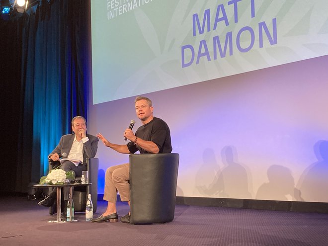 Matt Damon med pogovorom v eni od dvoran v festivalski palači v Cannesu, kjer se je izkazal kot sproščen, dostopen in zanimiv pripovedovalec zgodb, ki rad deli igralske izkušnje z mlajšimi kolegi. Foto Tina Lešničar
