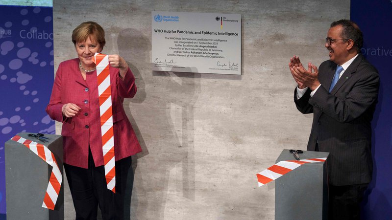 Fotografija: Nemška kanclerka Angela Merkel in generalni direktor WHO Tedros Adhanom Ghebreyesus med odprtjem novega centra za raziskave epidemij in pandemij v Berlinu. Foto Michael Sohn/Afp