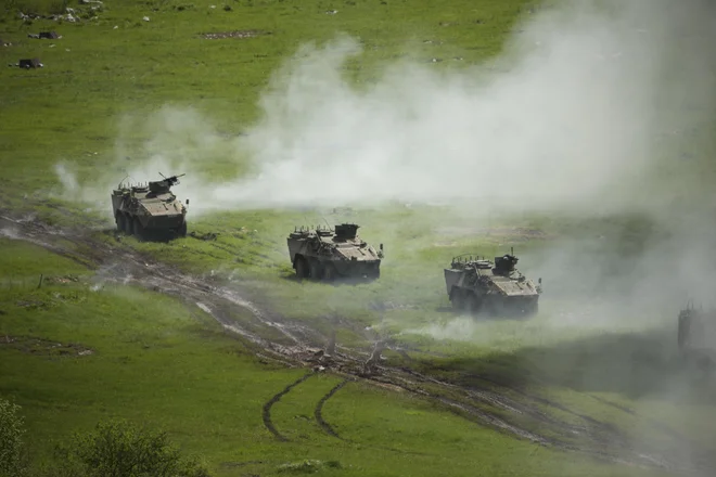 EU bojne skupine že ima, a jih še nikdar ni aktivirala. Na fotografiji vojaška vaja Jadranski udar 2021, ki je maja potekala pri Postojni kot del mednarodnih vaj Defender Europe 2021. FOTO: Jure Eržen/Delo