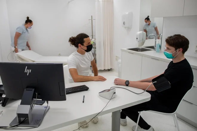 Ekipa na King&#39;s Collegeu je prišla do teh izsledkov na podlagi preučitve podatkov, ki jih je več kot dva milijona ljudi med 8. decembrom lani in 4. julijem letos vneslo v aplikacijo UK Zoe Covid Symptom Study. FOTO: Voranc Vogel/Delo