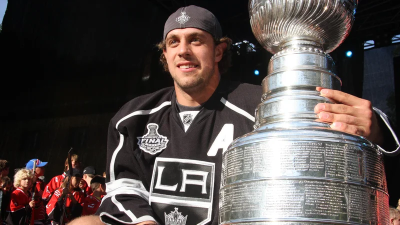 Fotografija: Pred devetimi je naš hokejski as Anže Kopitar prvič na domači Hrušici predstavil Stanleyjev pokal. FOTO: Špela Ankele/Slovenske novice