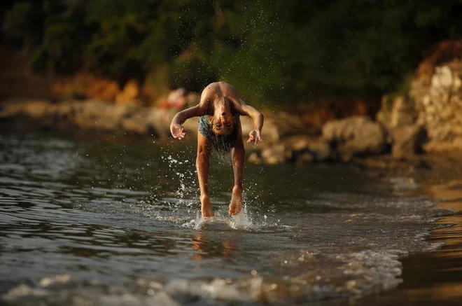 Otroci se vračajo v šole, epidemija se zaostruje. FOTO: Matej Družnik/Delo