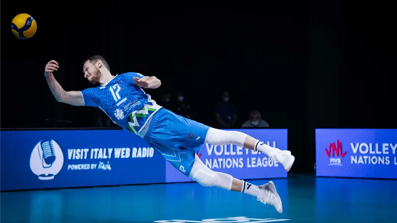 Fotografija: Kapetan Tine Urnaut in soigralci upajo, da se jim za zmago proti Češki ne bo treba pretirano pretegniti. FOTO: FIVB