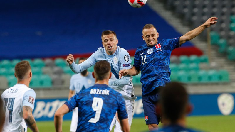 Fotografija: Slovenska reprezentanca bo jutri proti Malti igrala brez kaznovanega Josipa Iličića (v skoku levo). FOTO: Voranc Vogel/Delo