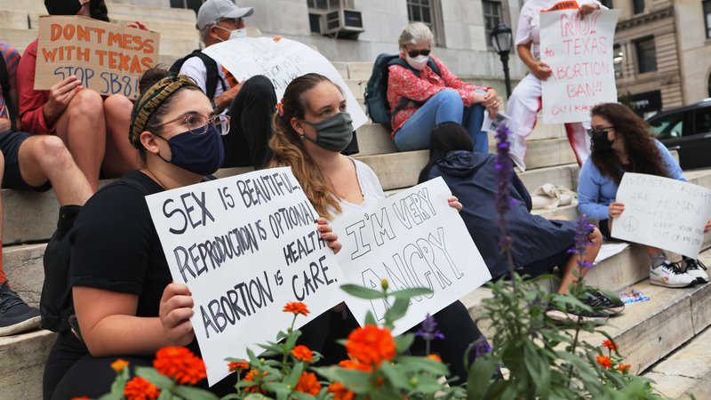 Fotografija: Odločitev ustavnega sodišča je povzročila ogorčenje zagovornikov pravice do prekinitve nosečnosti. Foto Michael M. Santiago/AFP