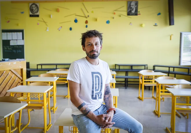 Denis Hofman, učitelj športa na šoli v Križevcih pri Ljutomeru, otroke uči, da naj h gibanju spodbujajo starše, brate in sestre, skratka vso družino. FOTO: Jože Suhadolnik/Delo