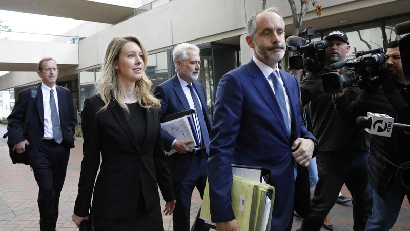 Fotografija: Elizabeth Holmes zdaj za vse nepravilnosti dolži nekdanjega poslovnega (in zasebnega) partnerja Ramesha Balwanija.
Foto Kimberly White/AFP