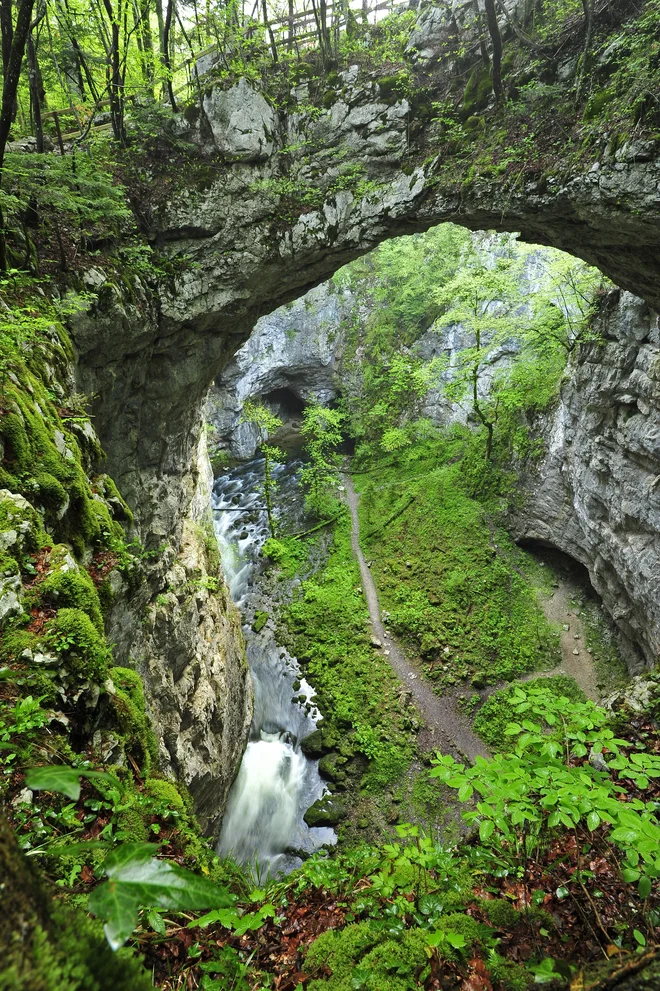 V globeli pod Malim naravnim mostom so posneli nekaj prizorov filma o Winetouju. FOTO: Blaž Kondža
