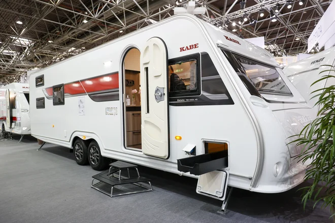 Kabe in njihova počitniška prikolica, prirejena za smučarje. Foto Constanze Tillmann/Caravan Salon
