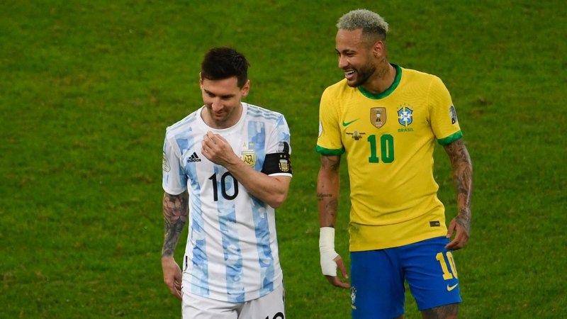Fotografija: Lionel Messi (levo) pričakuje novo soočenje z Brazilcem Neymarjem. FOTO: Mauro Pimentel/AFP