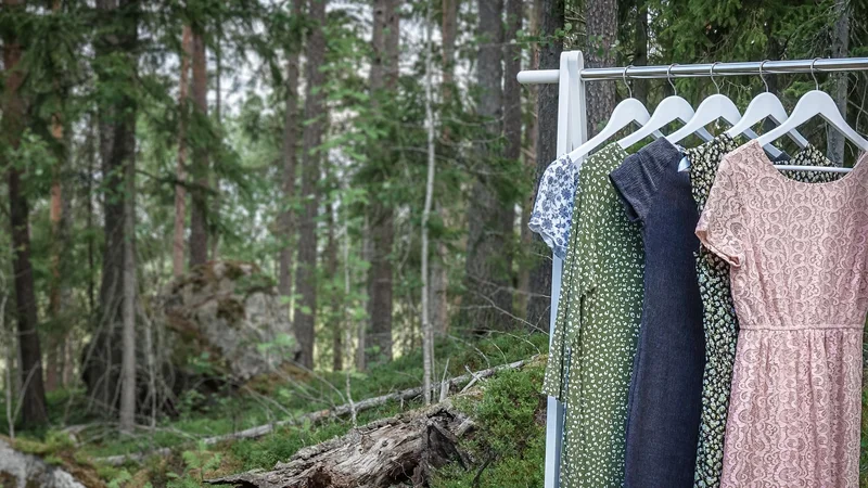 Fotografija: Čas je ne le za organska, reciklirana in do okolja prijazna oblačila, temveč tudi za bolj pametne nakupe, ki jih ne narekuje shizofrena hitra moda. FOTO: Shutterstock
