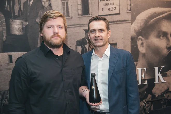 Oblikovalec Gregor Žakelj in Gorazd Kocbek<br />
Foto arhiv Oljarne Kocbek