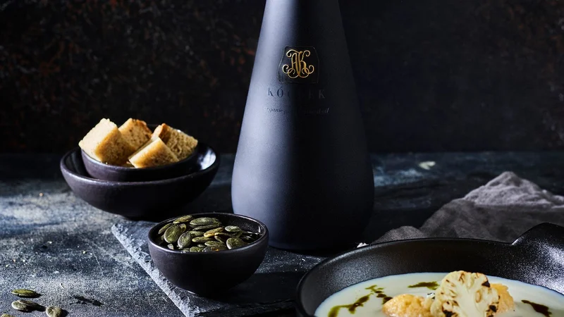 Fotografija: Luxury black bottle je zasnoval večkrat nagrajeni
oblikovalec Gregor Žakelj ter ustvaril čudovit preplet in sozvočje vsebine in njenega ovoja. Foto osebni arhiv Oljarne Kocbek