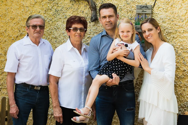 Kocbekovi: Anton in Silva Kocbek, njun sin Gorazd Kocbek z ženo Mihaelo Margan Kocbek in hčerko Kiano Foto Aleš Kocbek