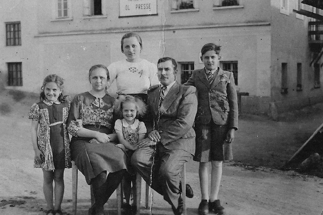 Ustanovitelj Kocbekove oljarne Anton Kocbek z družino Foto osebni arhiv družine Kocbek