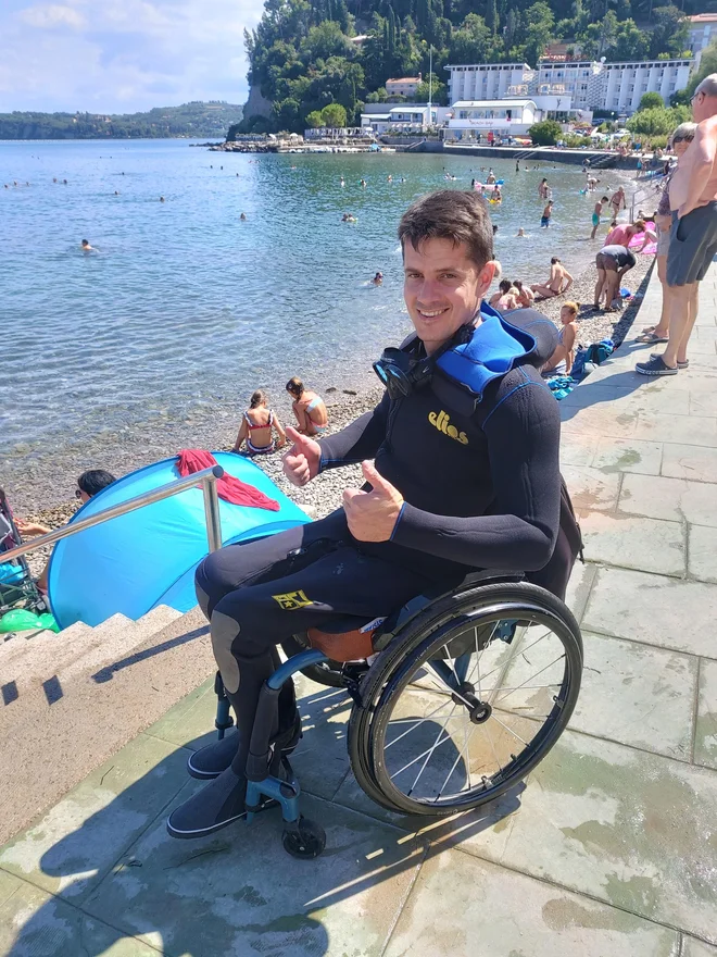 Matej Lednik, soustanovitelj zavoda Vozim, je aktiven tudi v prostem času. Poleg potapljanja se ukvarja še z ročnim kolesarjenjem, wakeboardanjem, igra košarko in rokomet na vozičku in smuča. FOTO: osebni arhiv