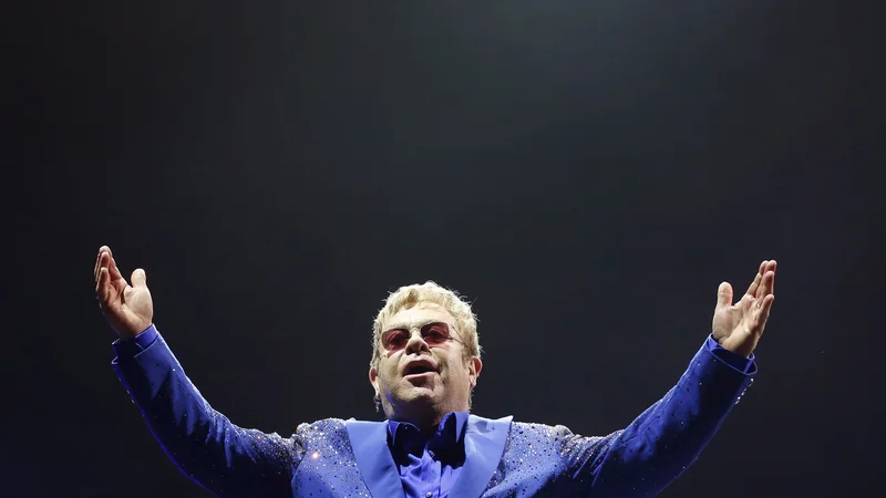 Fotografija: Ko se je začela pandemija, je bil John na polovici turneje Farewell Yellow Brick Road in jo je prekinil. Znova jo bo zagnal 28. septembra v dvorani Royal Arena v Københavnu na Danskem. Foto Reuters