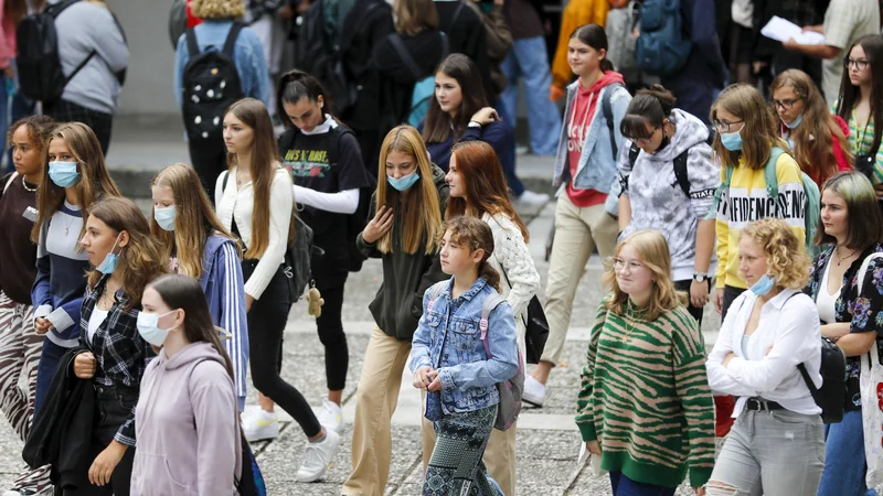 Fotografija: Razdalje in maske, kot smo jih uporabljali do zdaj, so gotovo bolje kot nič, ampak daleč od tega, da bi se lahko zanesli na dosedanje zaščitne protokole ob toliko bolj kužnem virusu. FOTO: Matej Družnik/Delo