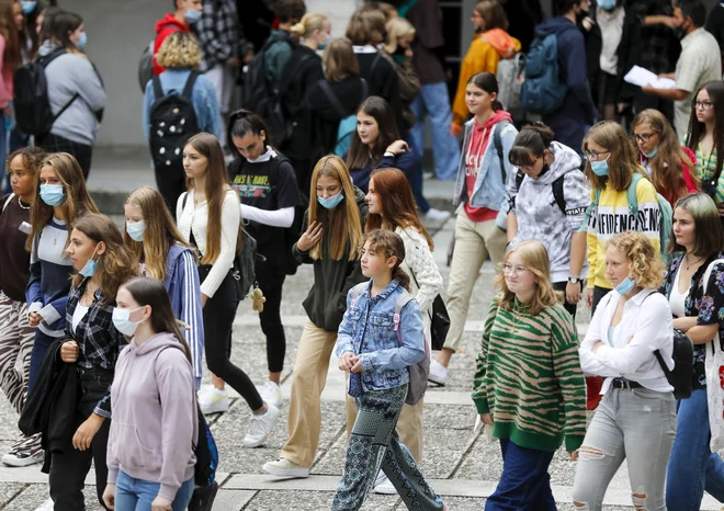 Razdalje in maske, kot smo jih uporabljali do zdaj, so gotovo bolje kot nič, ampak daleč od tega, da bi se lahko zanesli na dosedanje zaščitne protokole ob toliko bolj kužnem virusu. FOTO: Matej Družnik/Delo