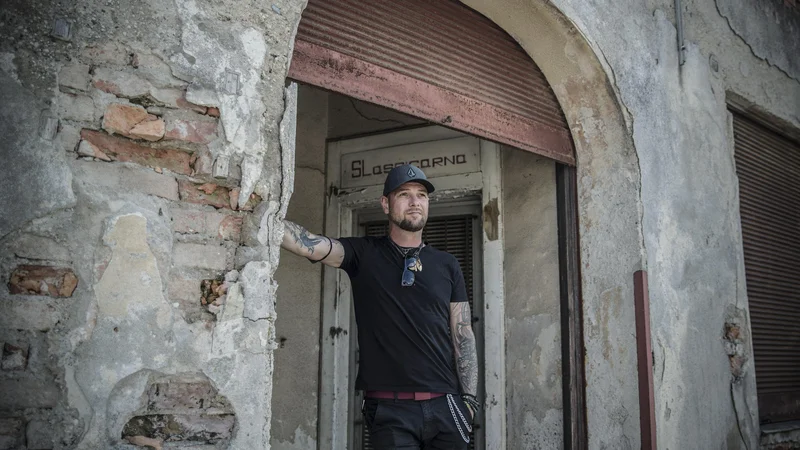 Fotografija: Z Guštijem boste lahko Tomija 1na1 slišali 9. septembra v Siti Teatru v Ljubljani, oktobra v Selnici ob Dravi, s Siddharto pa ga 11. septembra ujamete v Dekanih, 23. v Kamniku, 9. oktobra pa v Šenčurju. FOTO: Leon Vidic/Delo