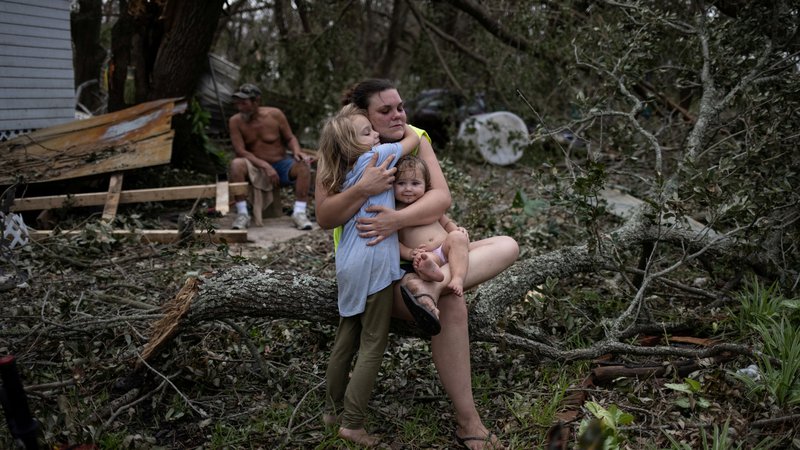 Fotografija: Tiffany Miller, ki je ostala brez vsega, se je z otroci vrnila v svoj uničeni dom dan po tem, ko je orkan Ida pustošil v Golden Meadowu v Louisiani. FOTO: Adrees Latif/Reuters
