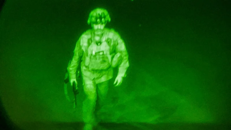 Fotografija: Generalmajor Chris Donahue se je kot zadnji ameriški vojak vkrcal na zadnje letalo iz Kabula. FOTO: Reuters