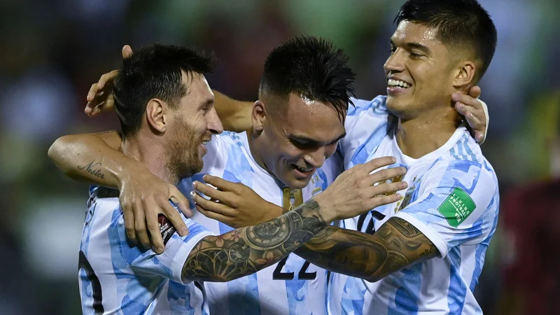 Fotografija: Za Argentino se je dvoboj proti Venezueli začel slabo, končal se je odlično. Lionel Messi (levo) je ušel hujši poškodbi, Lautaro Martinez in Joaquin Correa (desno) pa sta bila med strelci za zanesljivo zmago s 3:1. FOTO: Yuri Cortez/AFP